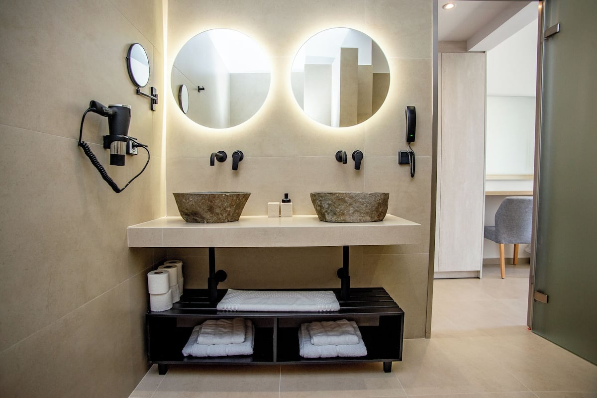 junior room | bathroom | shower, free toiletries, hair dryer, towels