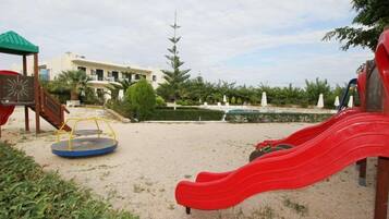 Área de juegos infantiles al aire libre
