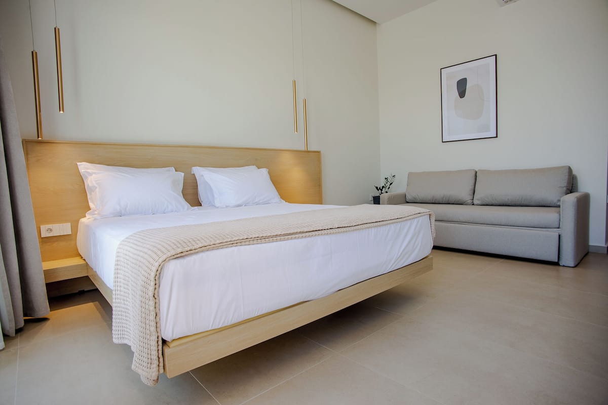 junior room | hypo-allergenic bedding, minibar, in-room safe, desk