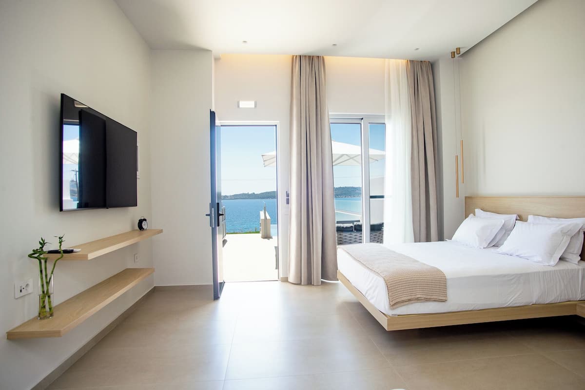 junior room | hypo-allergenic bedding, minibar, in-room safe, desk