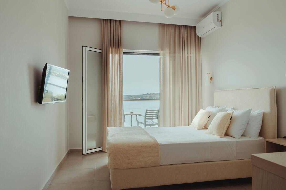 superior double room | hypo-allergenic bedding, minibar, in-room safe, desk