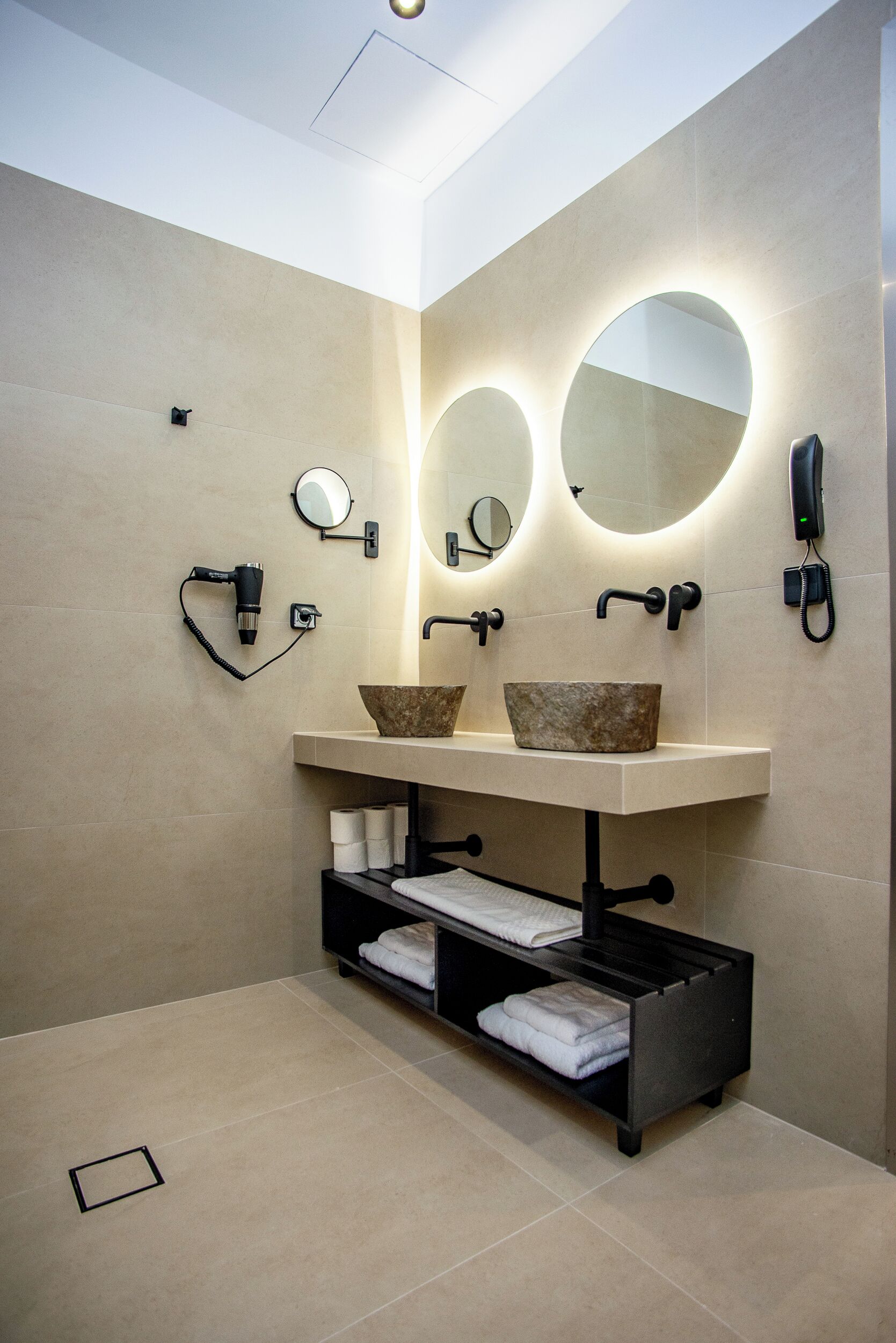 junior room | bathroom | shower, free toiletries, hair dryer, towels