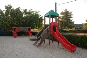 Children’s play area – outdoor