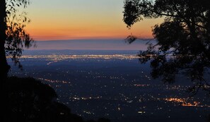 Nachtansicht einer Stadt mit Blick auf Stadtlichter und klarem Horizont.
