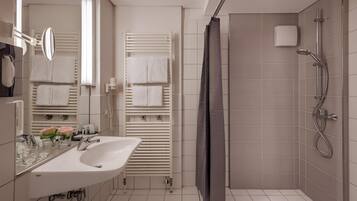 Haartrockner, Handtücher, Seife, Shampoo