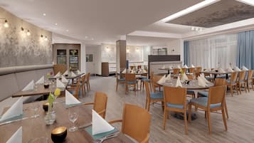 Un comedor de hotel con varias mesas redondas, sillas de madera y un diseño interior moderno.