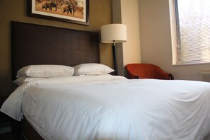 スタンダード ダブルルーム | セーフティボックス (室内)、デスク、アイロン / アイロン台、WiFi (無料)