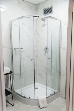 Shower, free toiletries, hair dryer, towels - Illovo Hotel (Sandton)