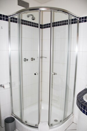 Quarto casal standard | Banheiro | Chuveiro, produtos de toalete grátis, secador de cabelo 