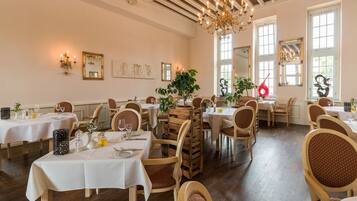 4 restaurants; breakfast, lunch and dinner served