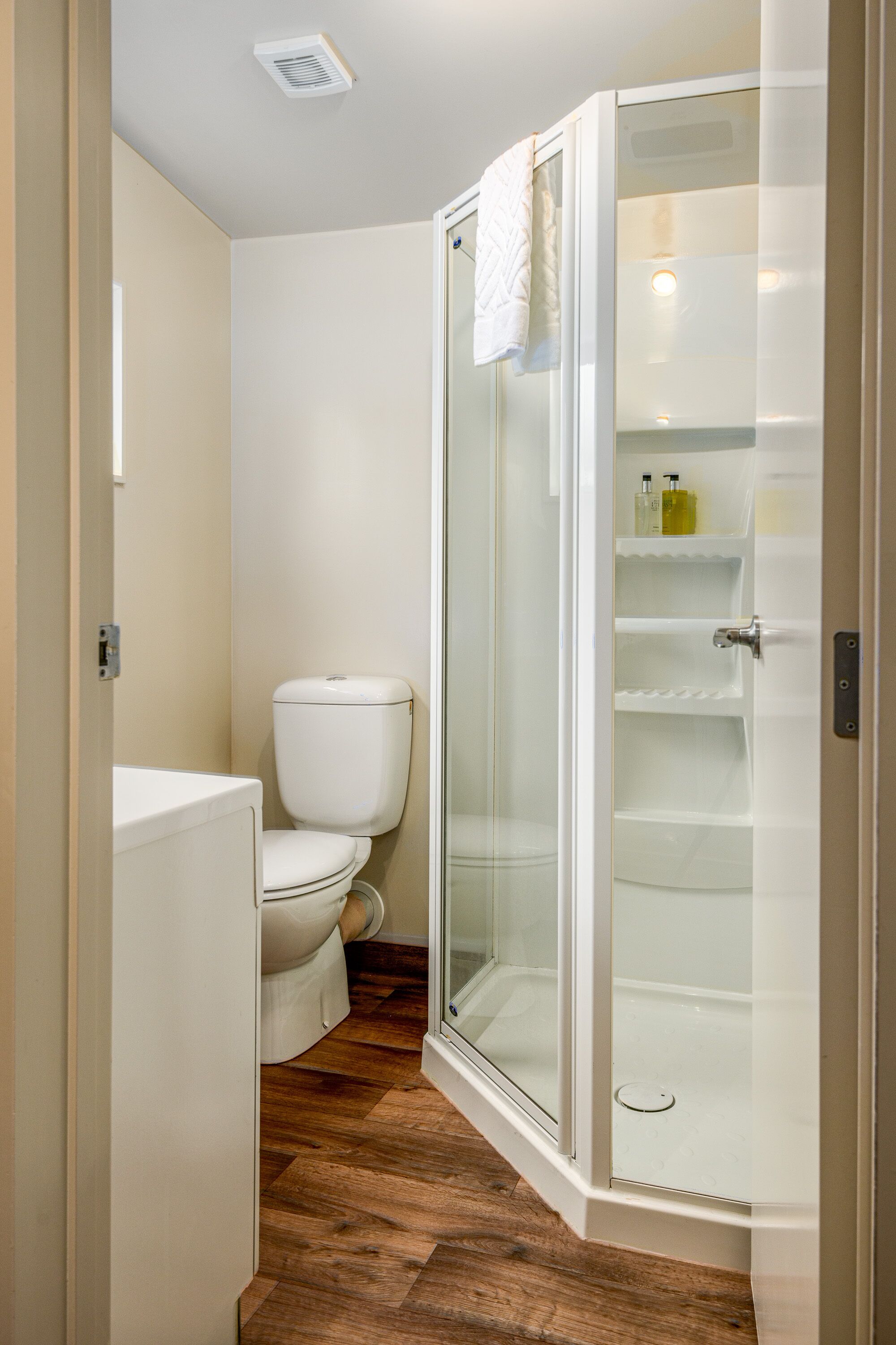 studio cottage, mountain view | bathroom | shower, eco-friendly toiletries, hair dryer, towels