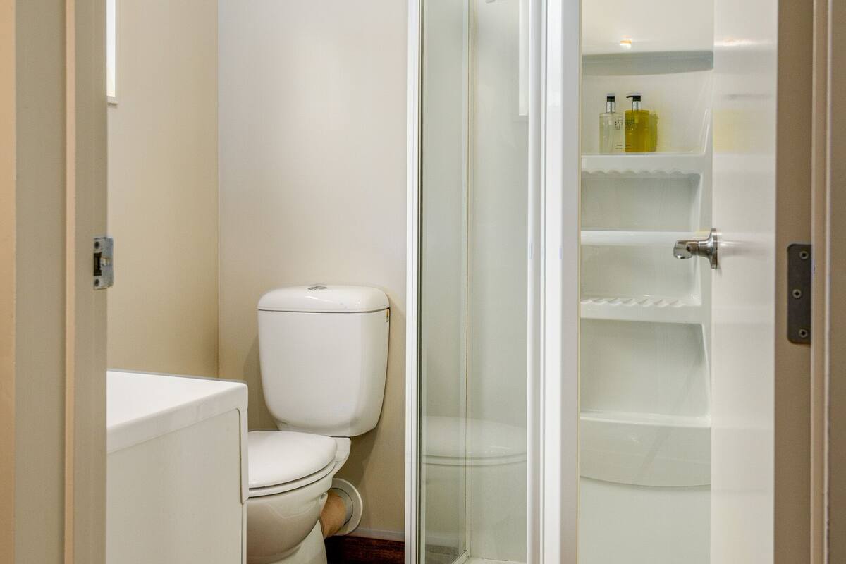 studio cottage, mountain view | bathroom | shower, eco-friendly toiletries, hair dryer, towels