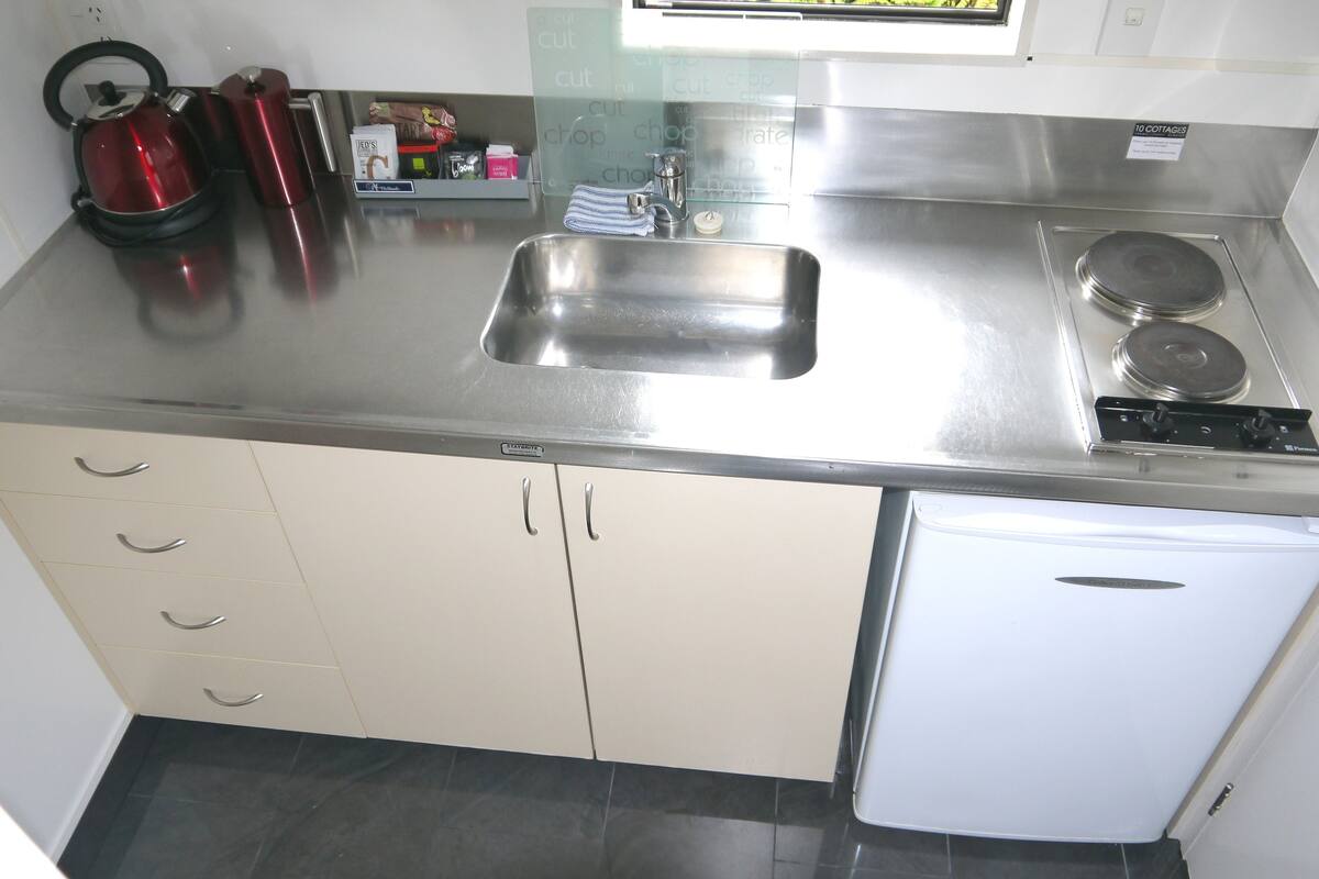 family cottage, 2 bedrooms | private kitchen | fridge, microwave, coffee/tea maker, electric kettle