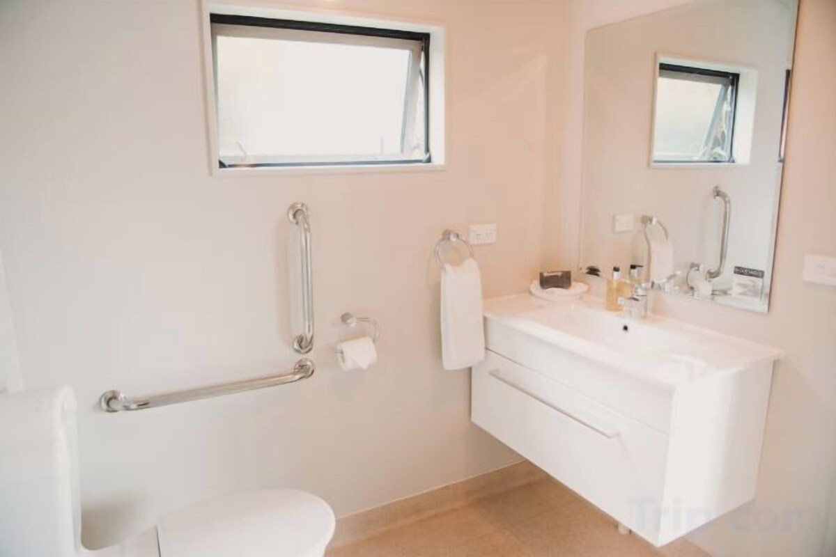 Ducha, artículos de tocador ecológicos, secador de pelo, toallas