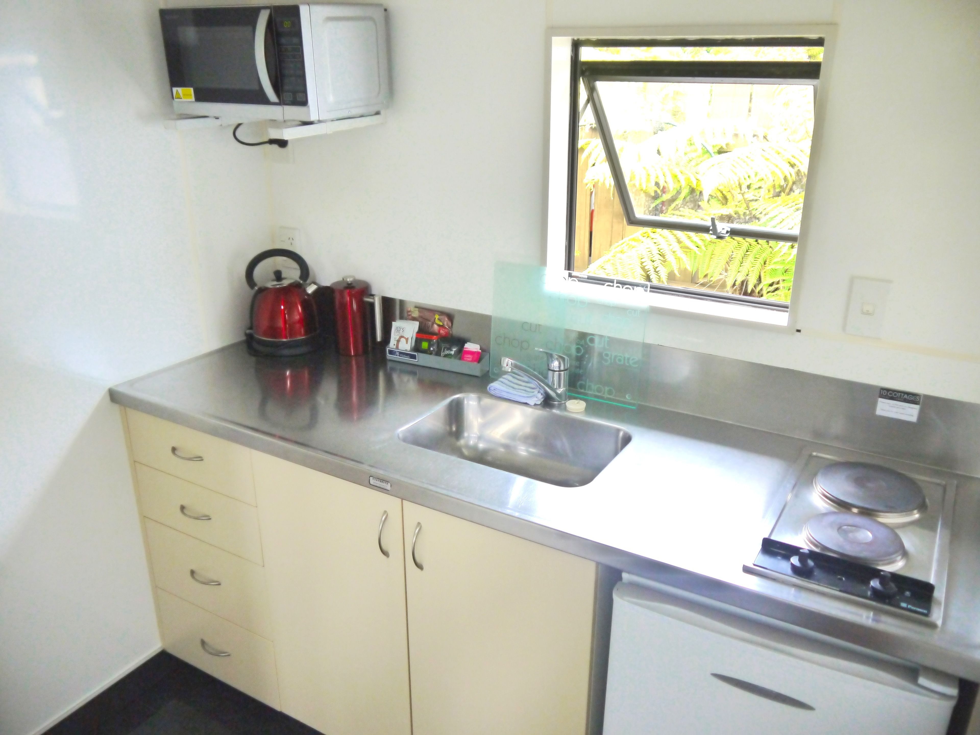 family cottage, 2 bedrooms | private kitchen | fridge, microwave, coffee/tea maker, electric kettle
