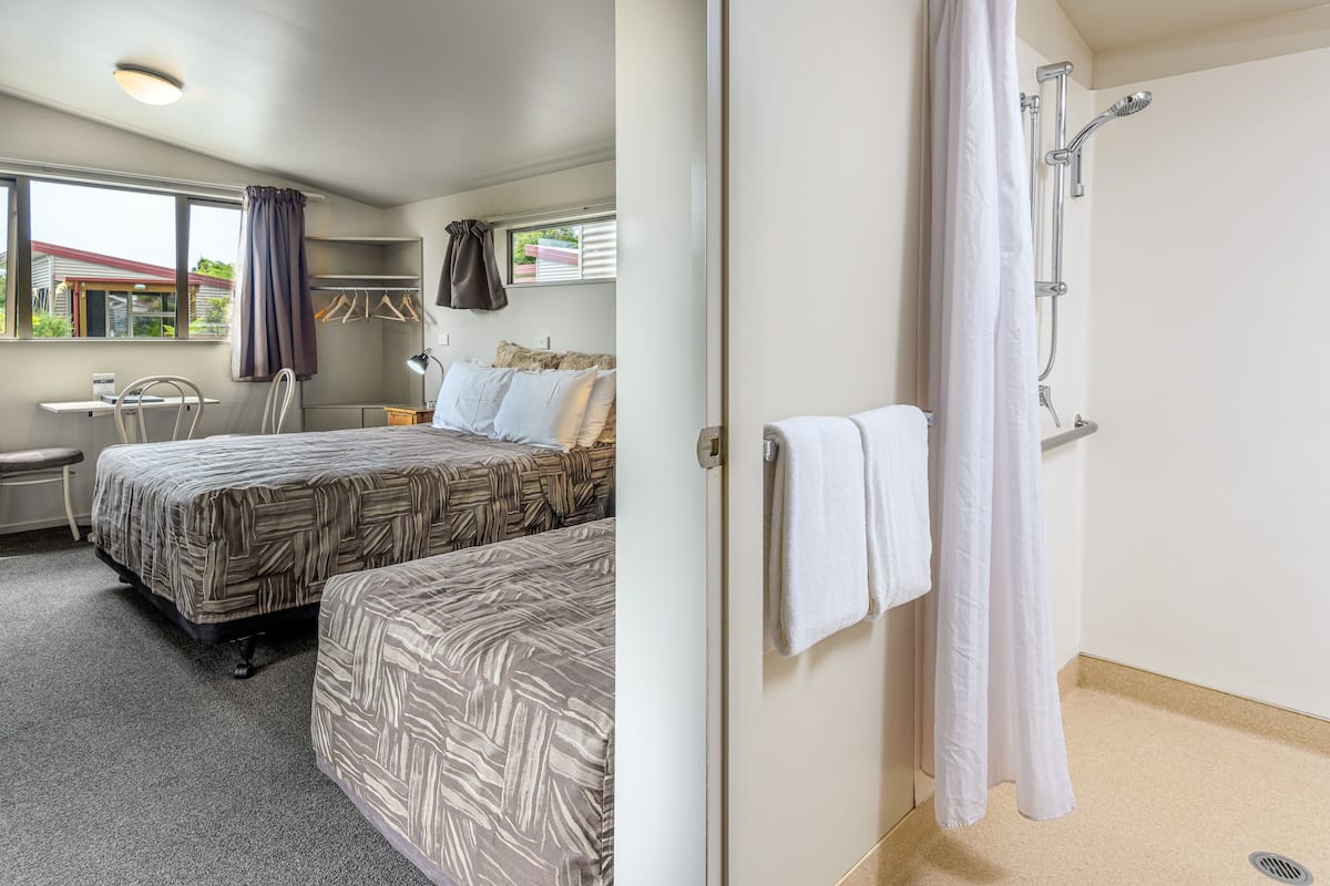 studio cottage | bathroom | shower, eco-friendly toiletries, hair dryer, towels