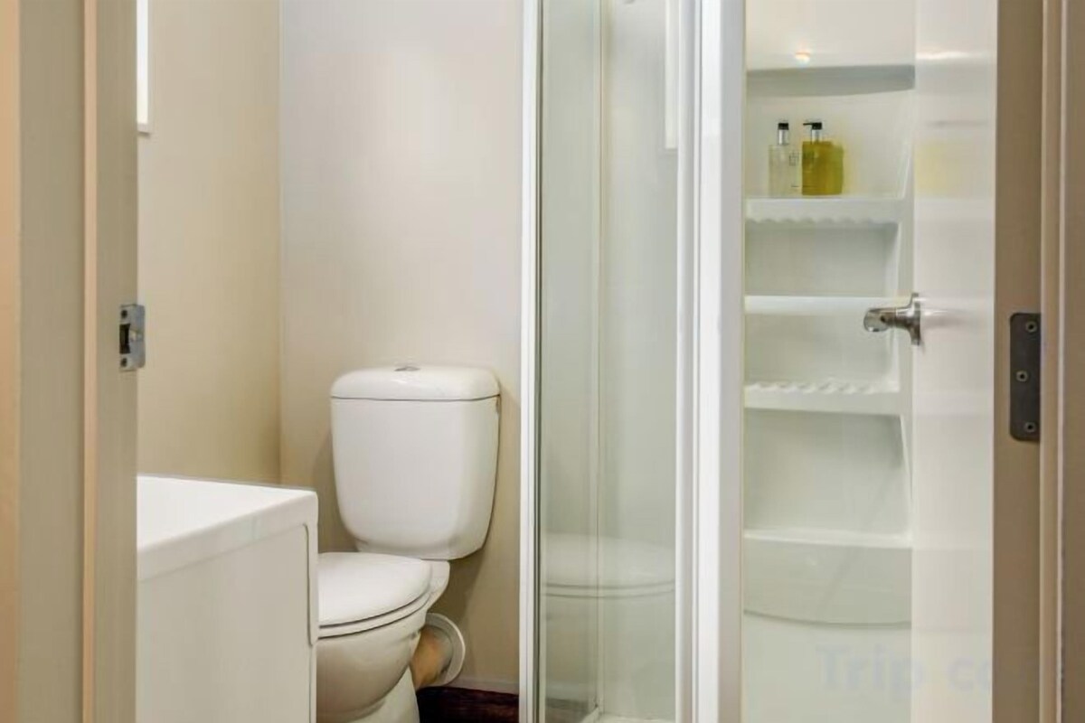 Ducha, artículos de tocador ecológicos, secador de pelo, toallas