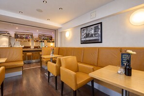 A restaurant interior with booths, tables, and a bar area. - Seminaris Sunday Hotel Bad Honnef (Bad Honnef)
