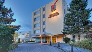 Un moderno edificio de hotel con un letrero llamativo que dice "Seminaris Bad Honnef".
