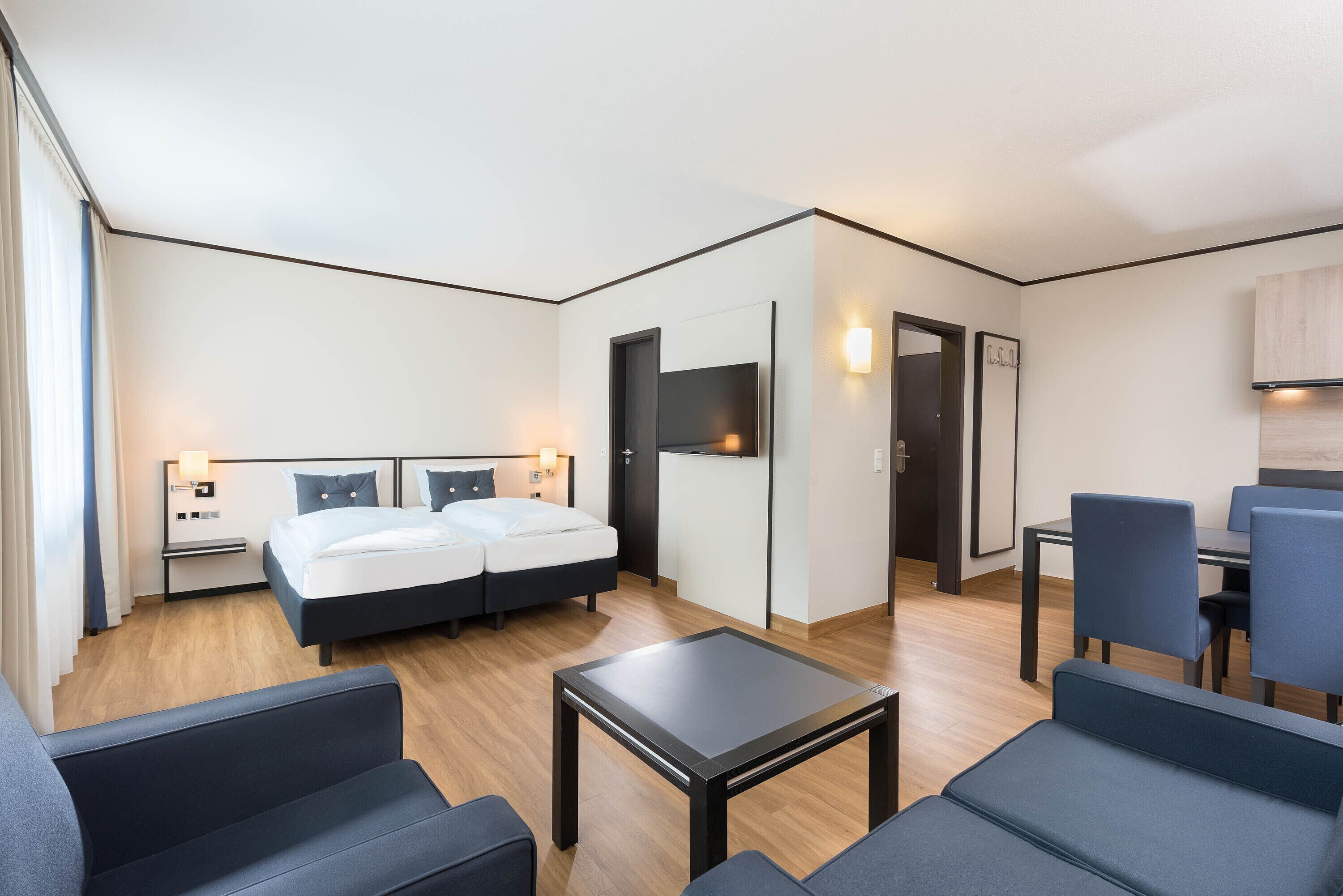 防敏寢具、房內夾萬、書桌、手提電腦工作空間