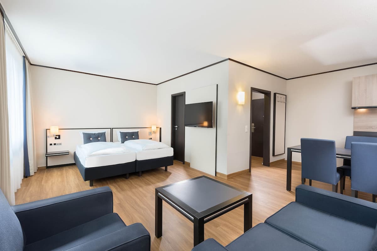 Allergiatestatut vuodevaatteet, tallelokero huoneessa, työpöytä