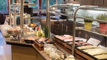 Free daily buffet breakfast