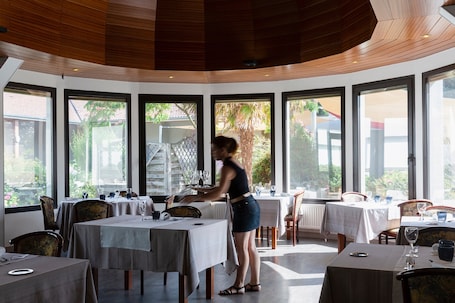 Restaurant. The Originals City, Le Patio, Cholet Nord