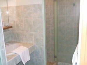 Amenidades de baño gratuitas, secadora de cabello, toallas 
