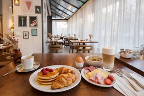 Daily buffet breakfast (EUR 12 per person) - Hôtel Tilde (Paris)