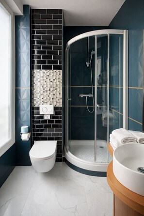 Chambre Classique Double ou avec lits jumeaux | Salle de bain | Douche, sèche-cheveux, serviettes fournies