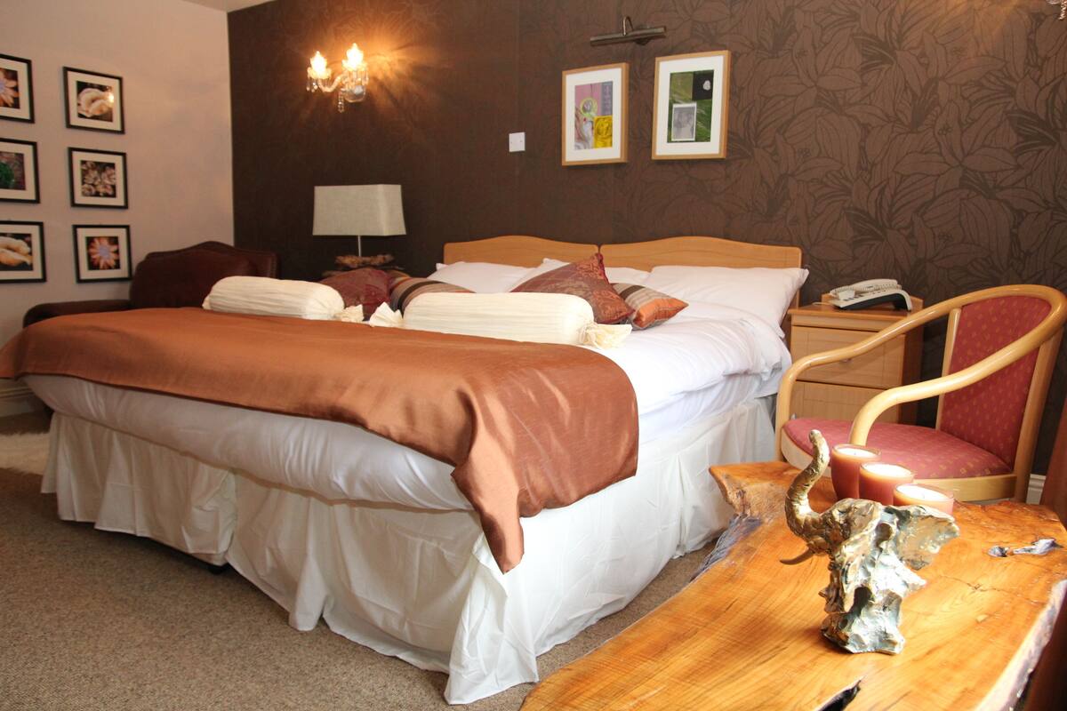 Superior Double Room | Desk, iron/ironing board, WiFi (free), bed sheets