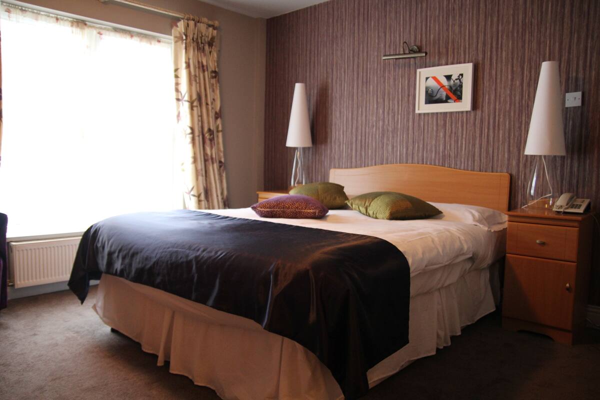 Standard Double Room | Desk, iron/ironing board, WiFi (free), bed sheets
