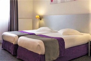 Desk, free WiFi, bed sheets - The Originals City, Hôtel Acadine, Le Neubourg (Le Neubourg)