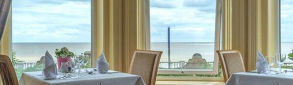 Melayani sarapan, makan siang, makan malam; sajian masakan lokal 