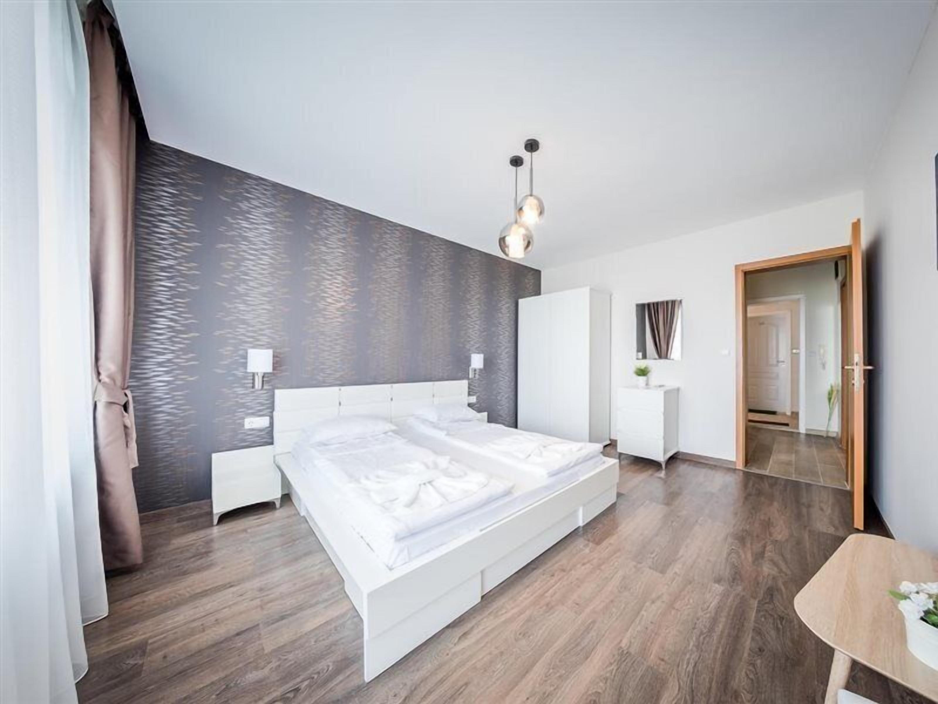 Rideaux occultants, fer et planche à repasser, lits bébé (en supplément)