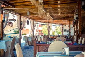 Daily buffet breakfast for a fee
