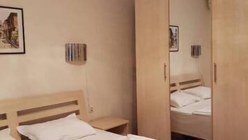 Bar mini, seterika/papan seterika, katil bayi/kot (surcaj), cadar katil