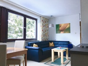Traditional-Apartment, 1 Schlafzimmer, Balkon, Gartenblick | Wohnzimmer | 32-Zoll-Fernseher mit Kabelempfang, DVD-Player
