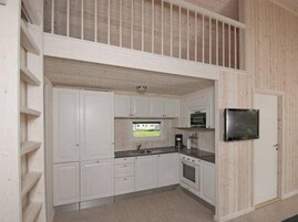 Refrigerador, microondas, cafetera/tetera, utensilios de cocina