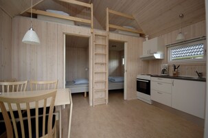 Refrigerador, microondas, cafetera/tetera, utensilios de cocina