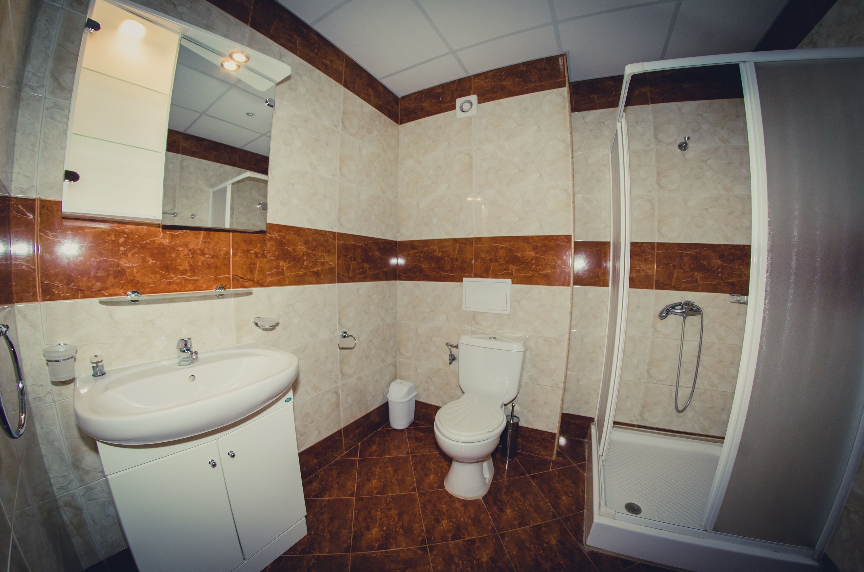 Ein Badezimmer mit Waschbecken, Toilette und Dusche.