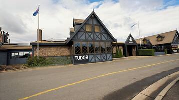 Un bâtiment de style Tudor comprenant une réception, un espace de jeux et un café.