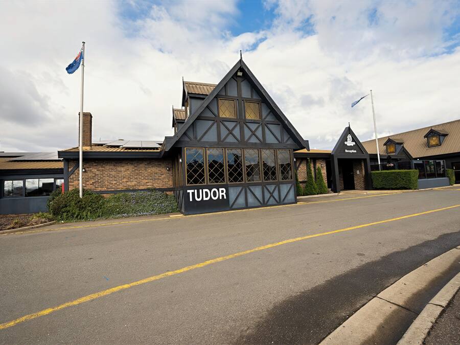Un bâtiment de style Tudor comprenant une réception, un espace de jeux et un café.