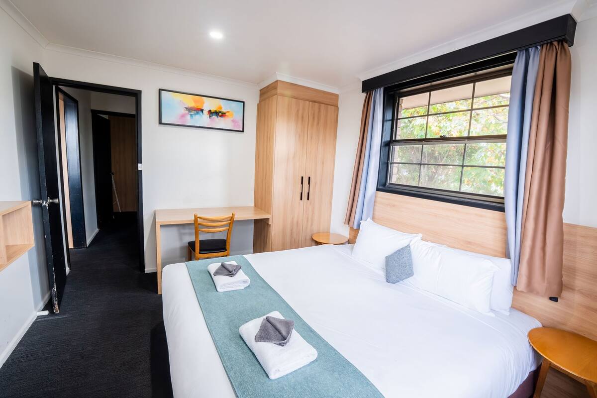 three bedroom apartment | 1 bedroom, individually decorated, individually furnished