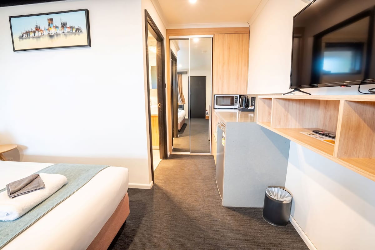 Superior King Room | 1 bedroom, individually decorated, individually furnished