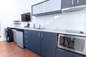 Habitación superior, 2 habitaciones | Cocina privada | Microondas, cafetera y tetera, tetera eléctrica y tostadora 