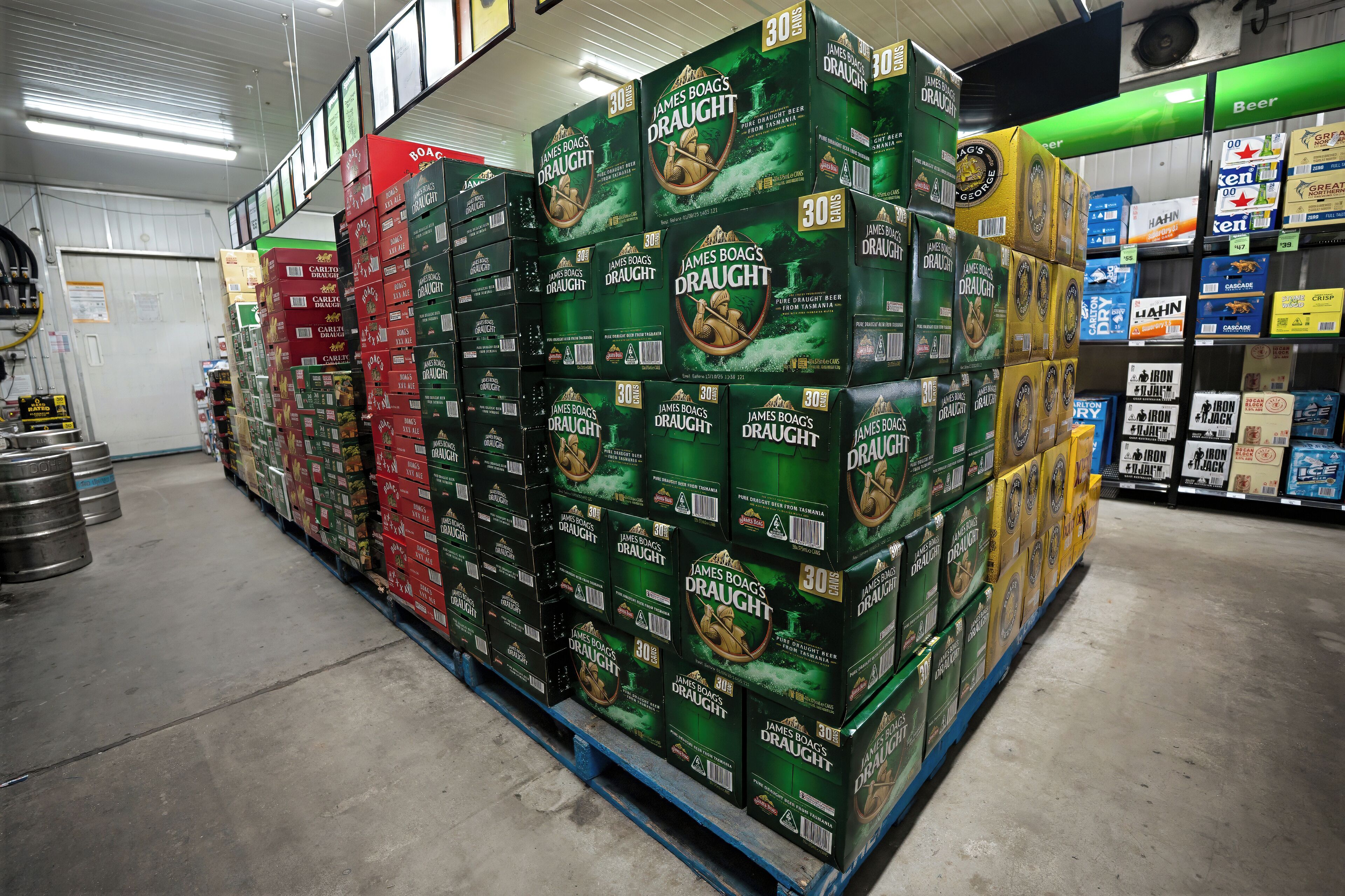 Des piles de caisses de bière James Boag's Draught dans un magasin.