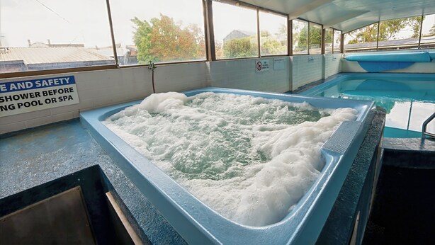 Un bain à remous avec vue sur l’extérieur grâce à de grandes fenêtres.
