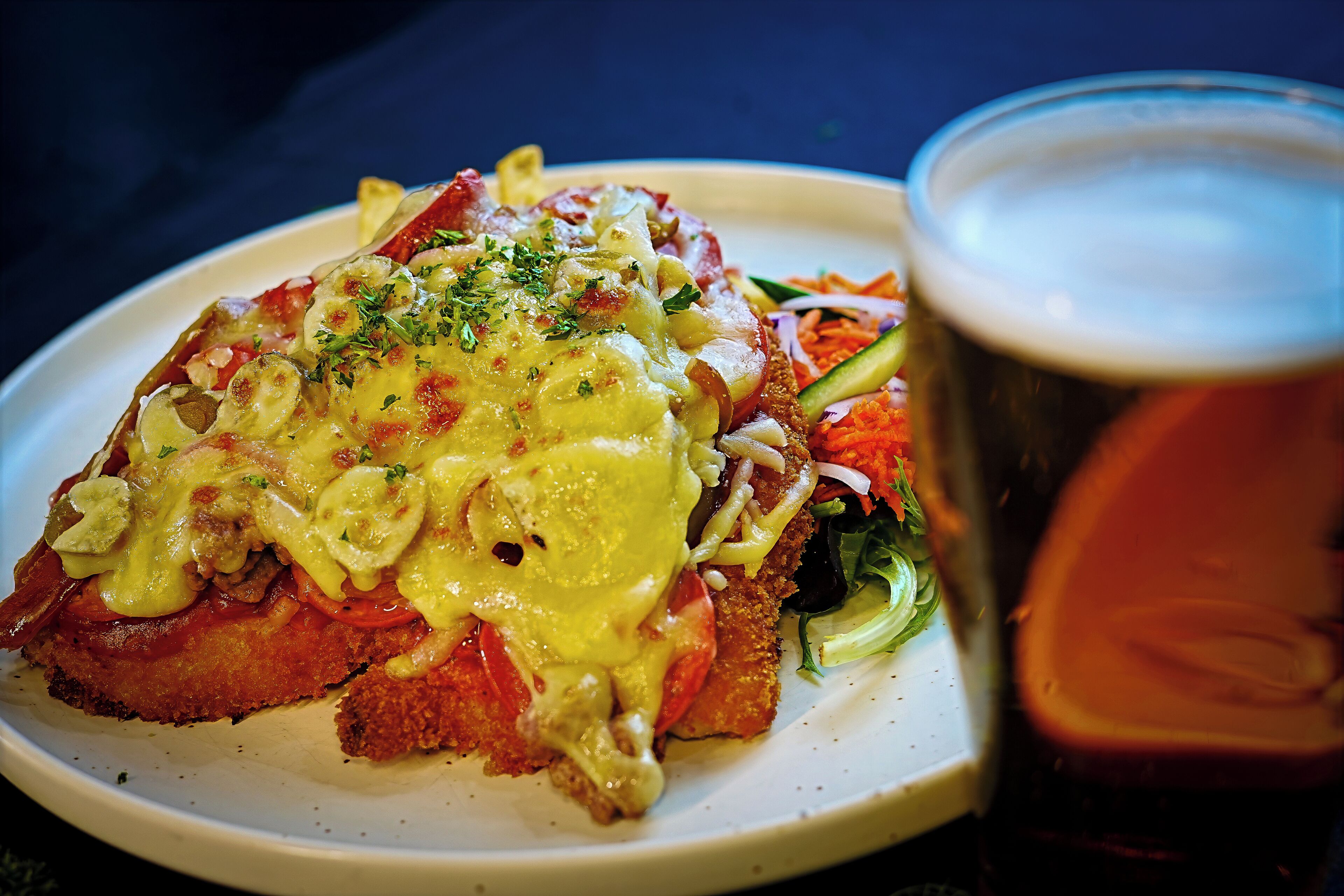 Un plato de comida con verduras y una cerveza.
