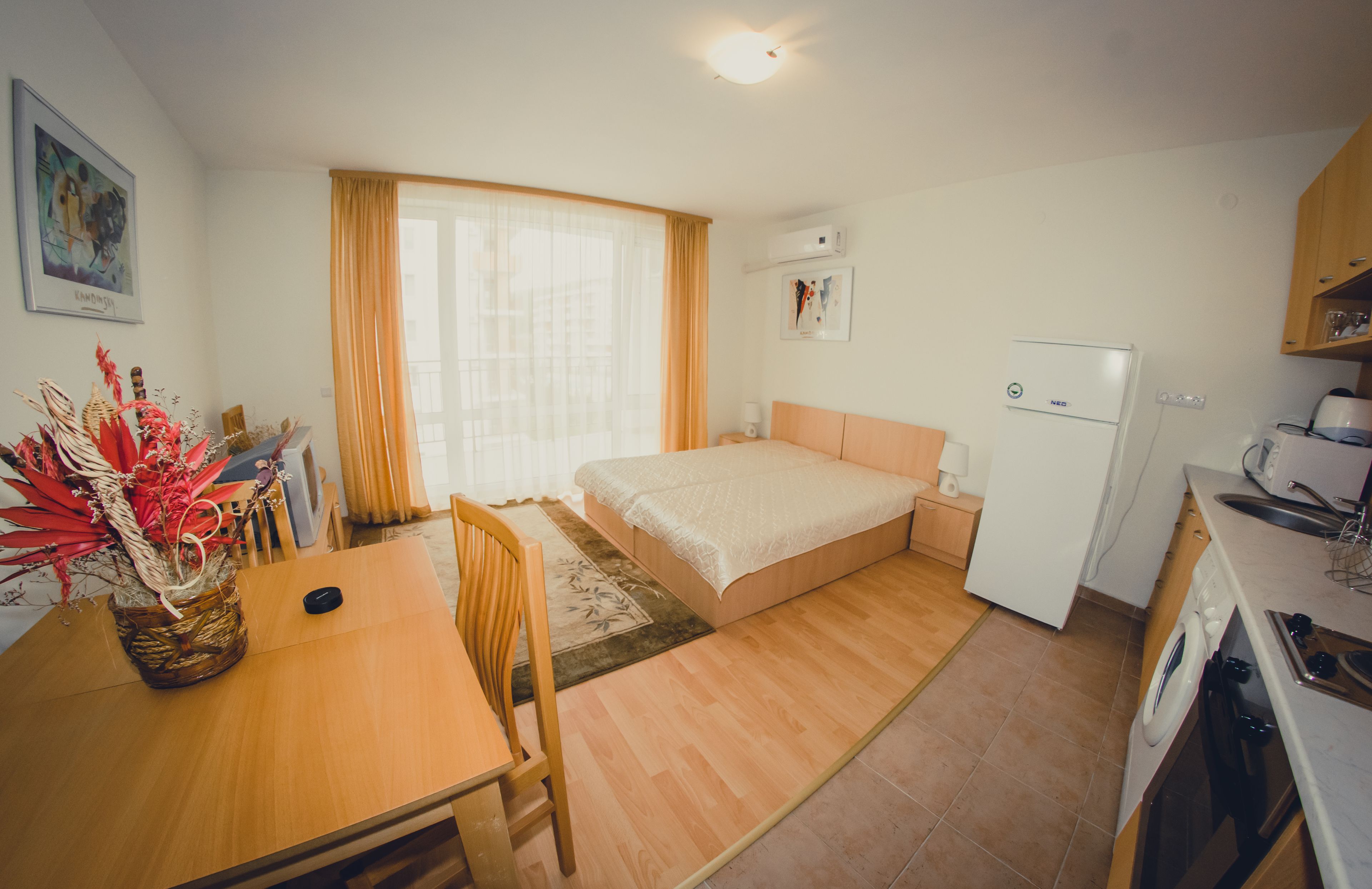 studio (free wifi & parking) | iron/ironing board, cots/infant beds, rollaway beds, bed sheets